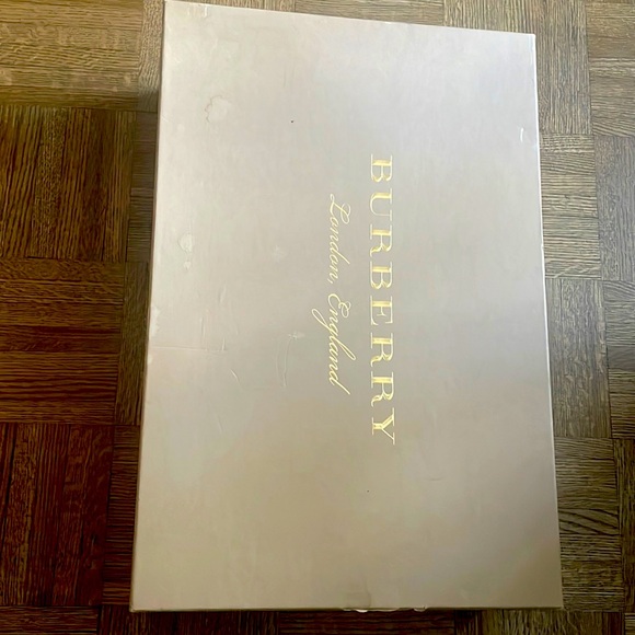 Authentic Burberry boots - Picture 3 of 6